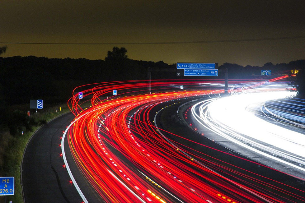 夜の高速道路